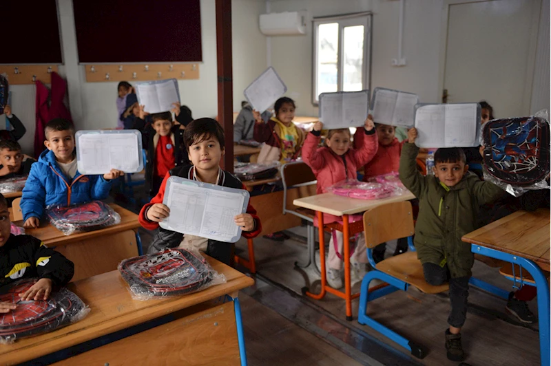 Deprem bölgesinde öğrenciler karnelerini aldı