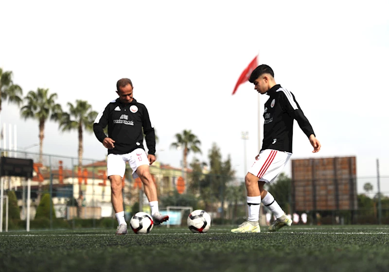 Futbolcu baba oğul, aynı takımda top koşturuyor