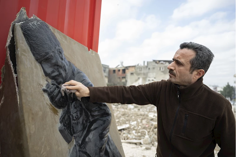 6 ŞUBAT DEPREMLERİNİN BİRİNCİ YILI - Enkazdan çıkardığı Atatürk rölyefini dükkanının önünde sergiliyor