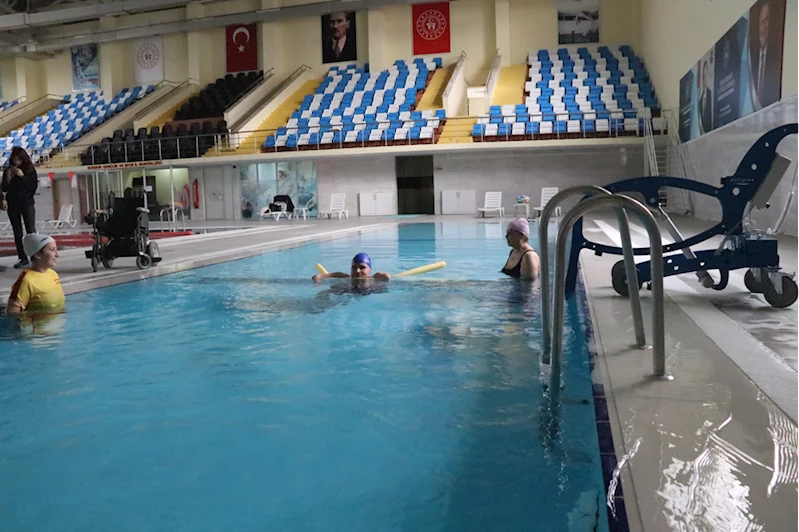 Burdurlu kas hastası genç, yüzme sporuyla hastalığına direniyor