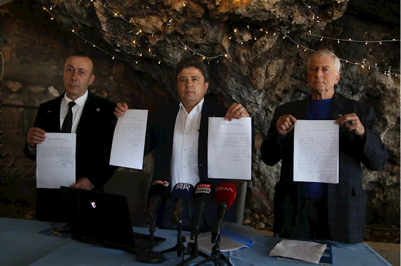 İYİ Parti Antalya İl Teşkilatında 6 yönetim kurulu üyesi görevlerinden istifa etti