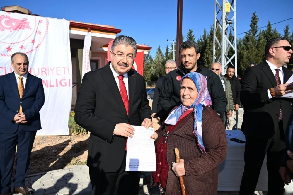 Vali Dr. Erdinç Yılmaz anahtar dağıtmaya devam ediyor