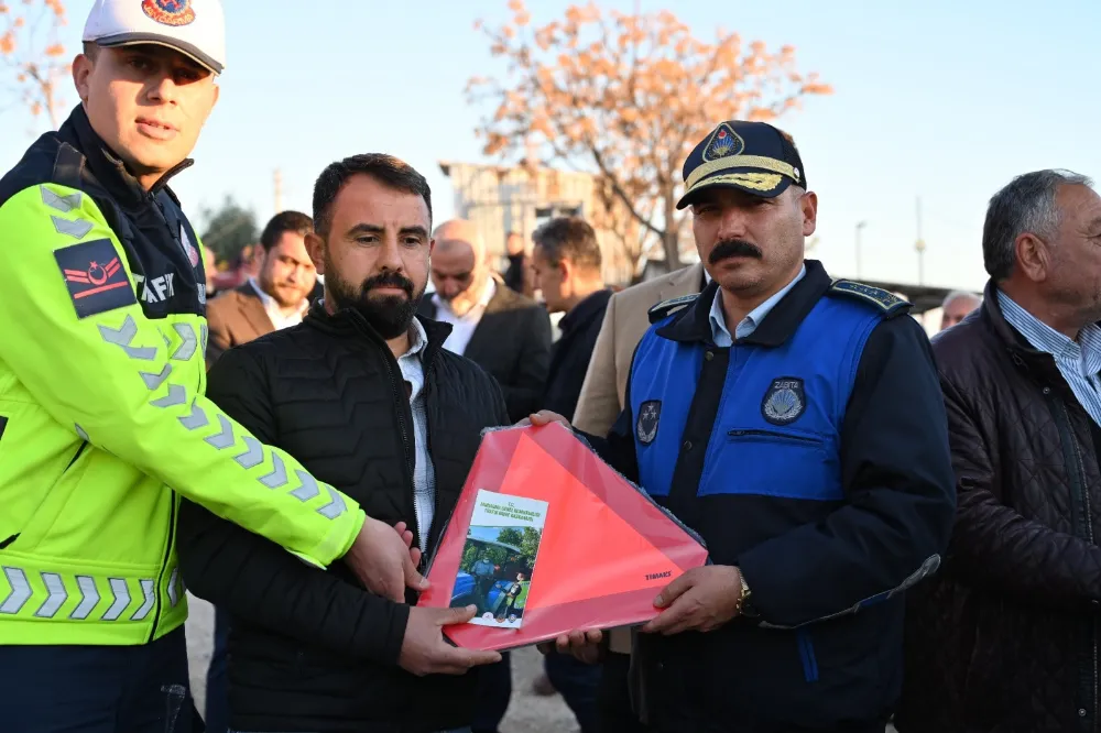 Kadirli’de Kazaları Önlemek İçin Reflektör Dağıtıldı