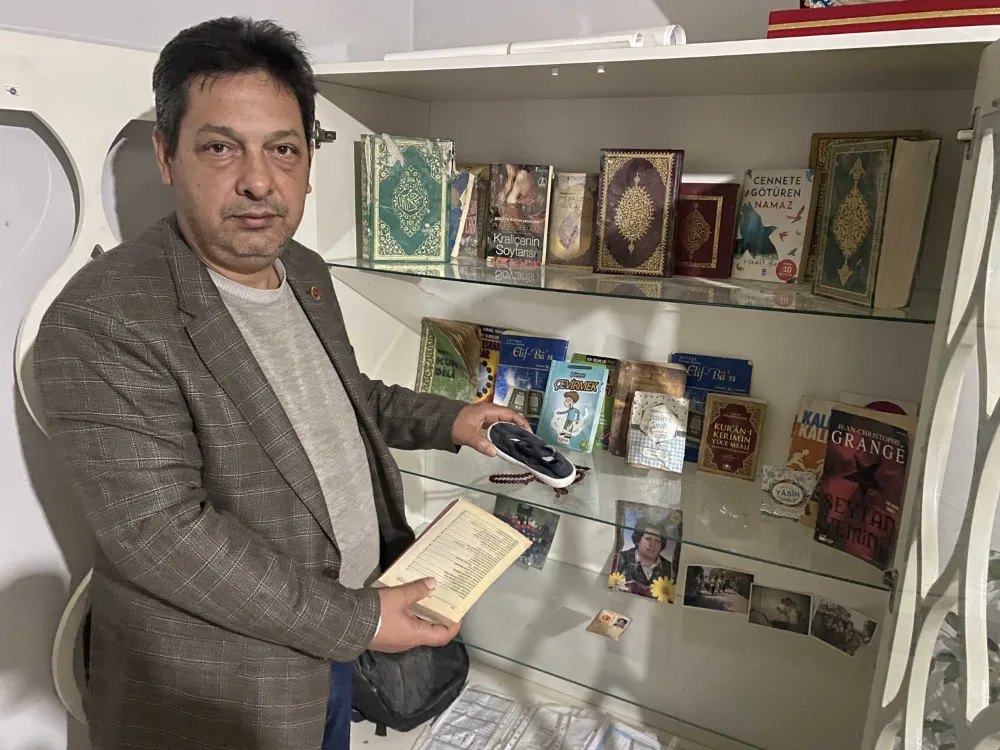 Depremde kaybettiği komşularının eşyalarını muhtarlık binasında saklıyor