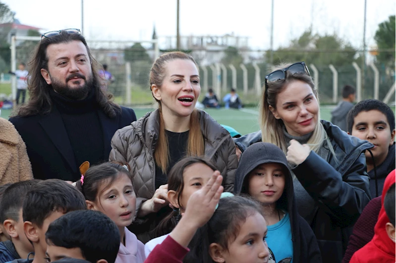 Ses sanatçısı Züleyha Ortak bir yıldır ünlüleri depremzedelerle buluşturuyor