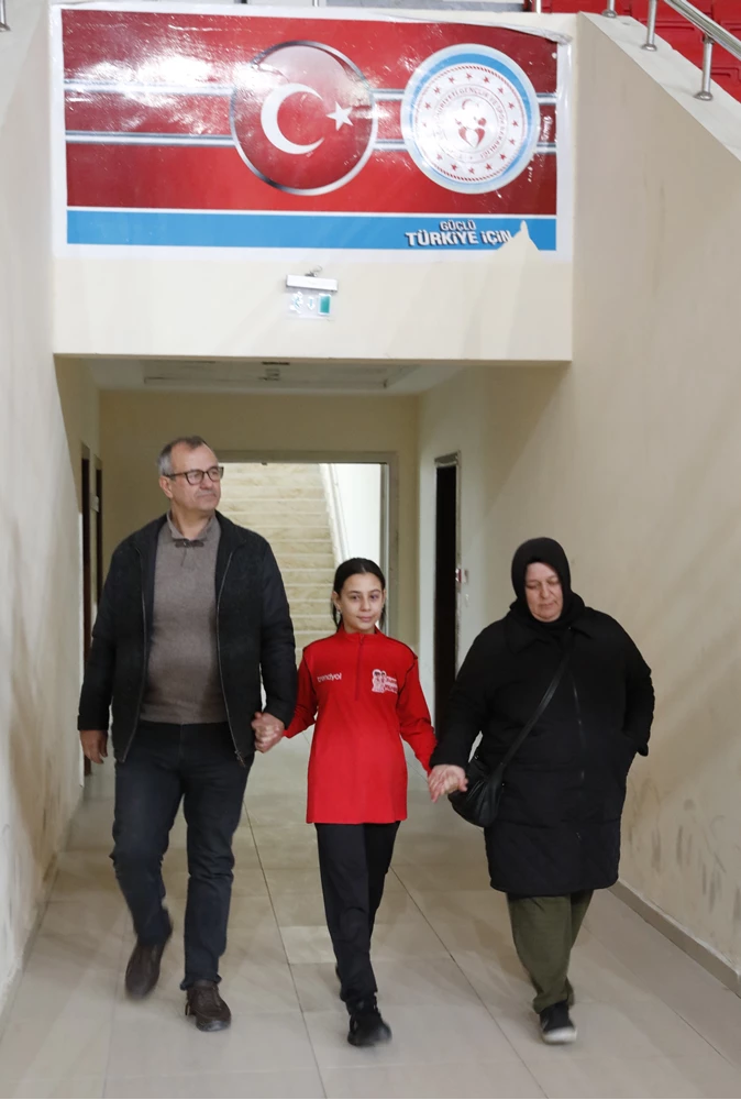 Depremzede Fatma Ceylin, voleybolla yaşama tutunuyor