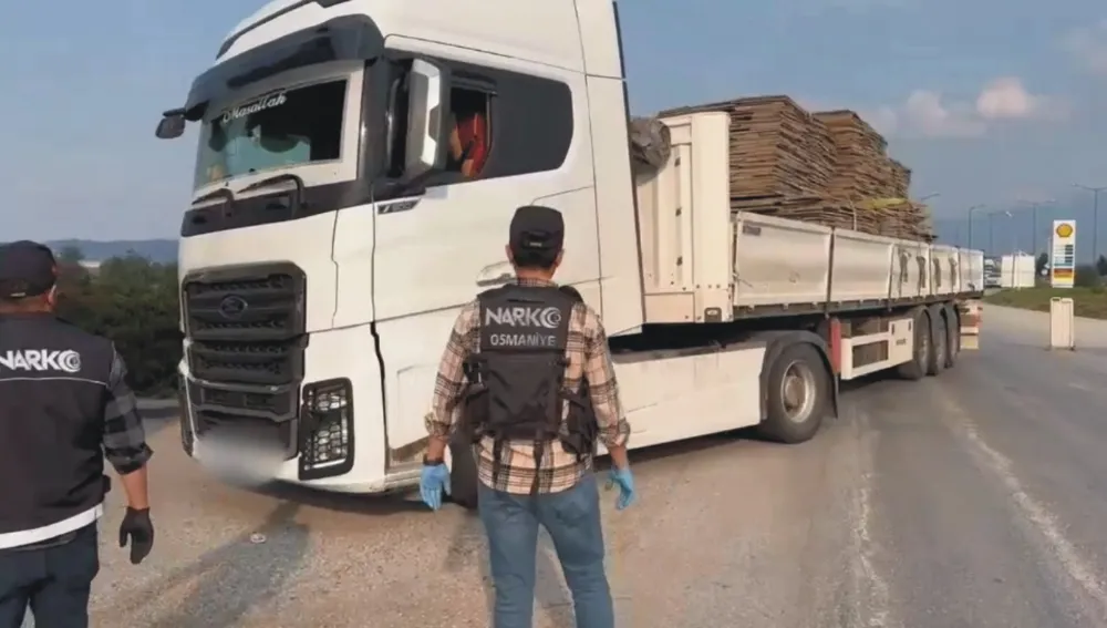TIR’da yüklü, ortası kesilmiş paletlerin arasından uyuşturucu çıktı: 2 tutuklu