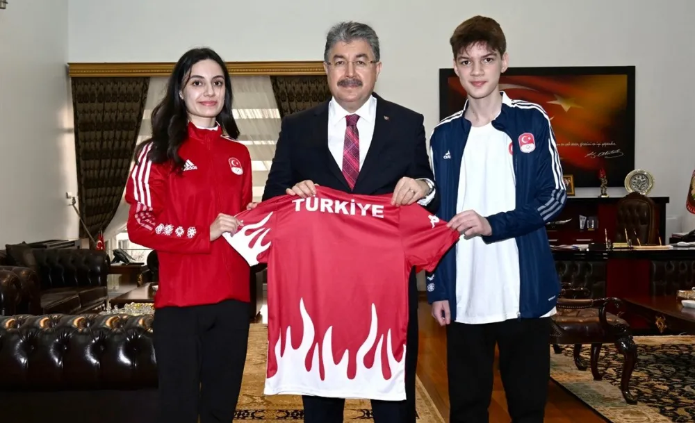 Kick Boks Şampiyonu kardeşlerden, Vali Yılmaz’a forma hediyesi