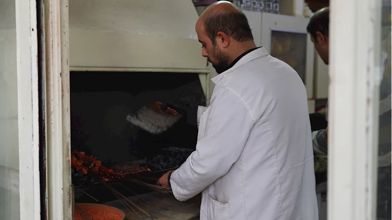 Depremde 60 yakınını kaybeden esnaf, yeniden faaliyete geçirdiği işletmesiyle hayata tutundu