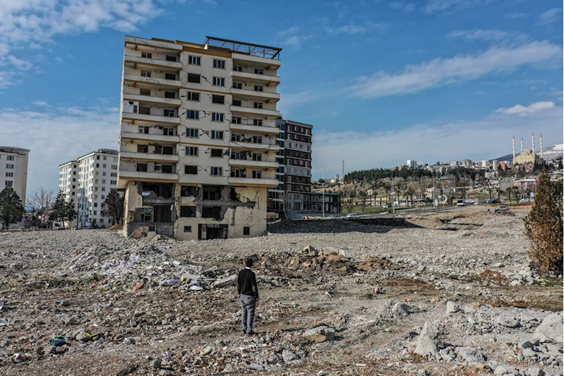 6 ŞUBAT DEPREMLERİNİN BİRİNCİ YILI - Depremden 5 gün öncesine kadar yaşadığı sitede 69 yakınını kaybeden Tuzcu, hayata tutunmaya çalışıyor