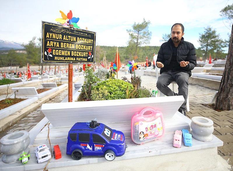 6 ŞUBAT DEPREMLERİNİN BİRİNCİ YILI - Depremde kaybettiği ailesinin mezarına 1 yıldır hediyeler götüren babanın acısı dinmiyor