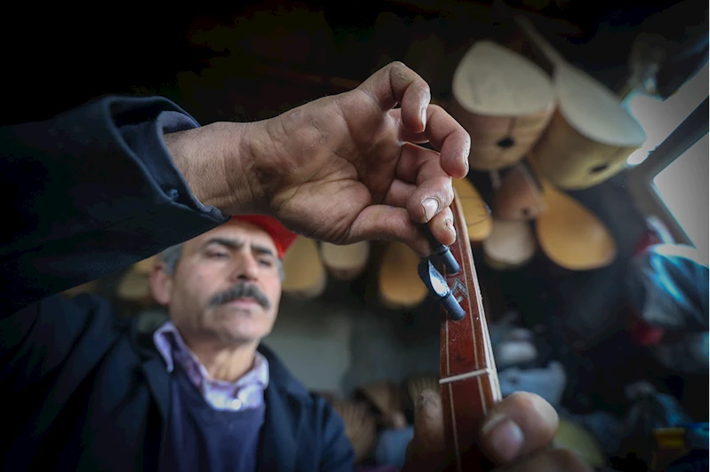 6 ŞUBAT DEPREMLERİNİN BİRİNCİ YILI - Depremde atölyesi yıkılan bağlama ustası, dut ağaçlarına kulübesinde ses katıyor