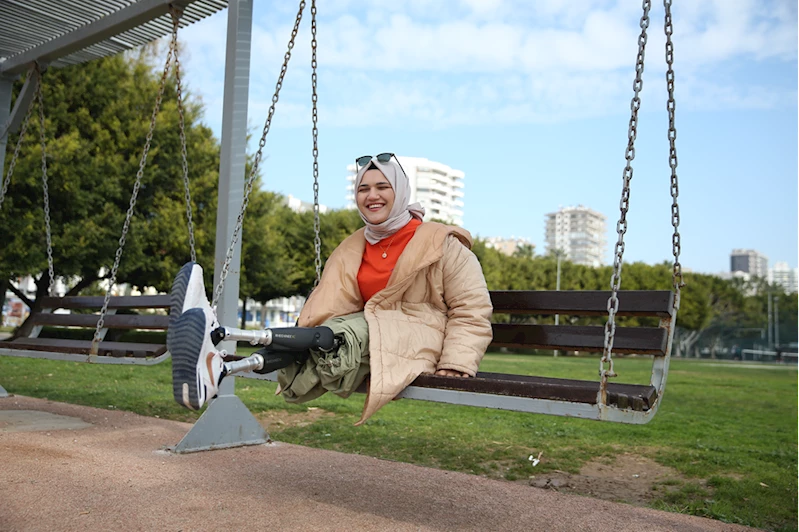 Protezinin kilit sistemi bozulan Zeynep, hayırseverlerin desteğiyle ayağa kalktı