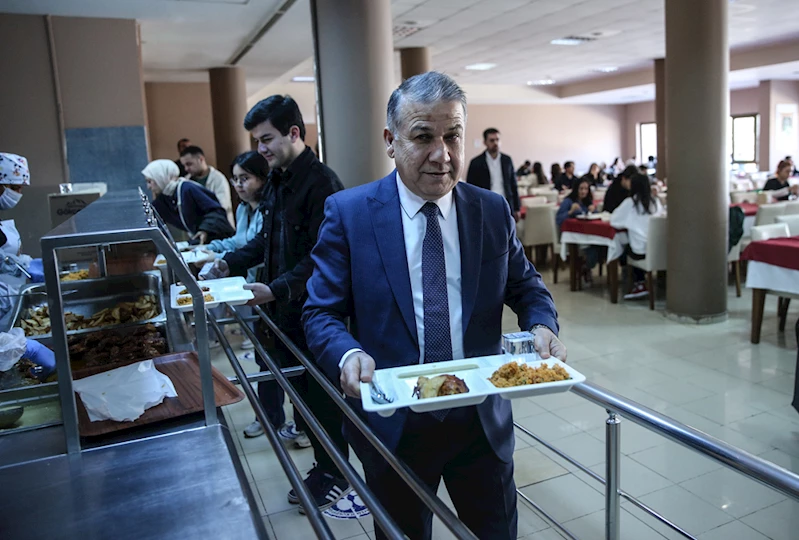 Mersin Üniversitesi Rektörü Yaşar, yemekhanede öğrencilerle buluştu