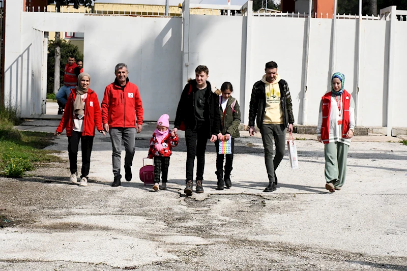 Depremde ebeveynlerini kaybeden 3 kardeş, Suriye