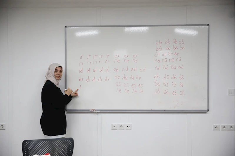 Depremzede 65 yaş üstü kadınlar okuma yazma hayallerini gerçekleştiriyor