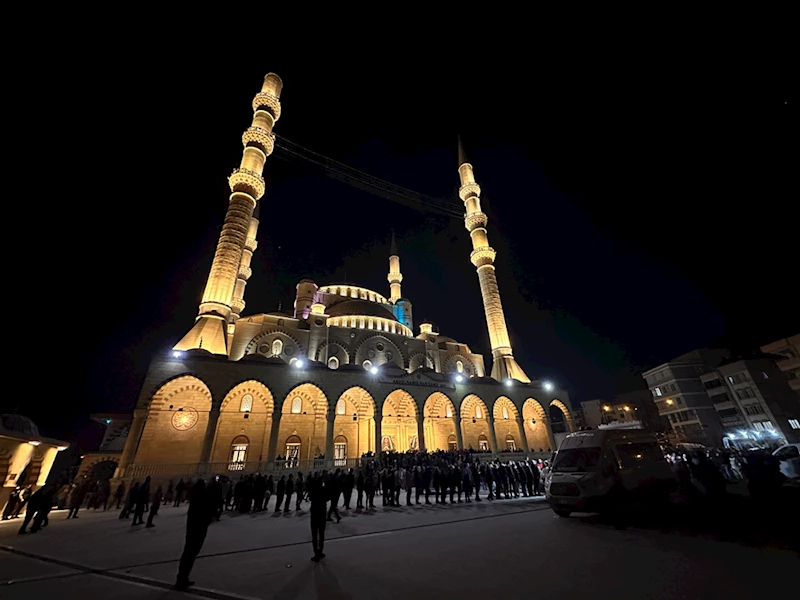 Deprem bölgesinde Berat Kandili idrak edildi