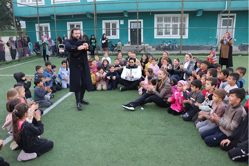 Ünlüler depremzedelere moral için konteyner kentleri ziyaret etti 