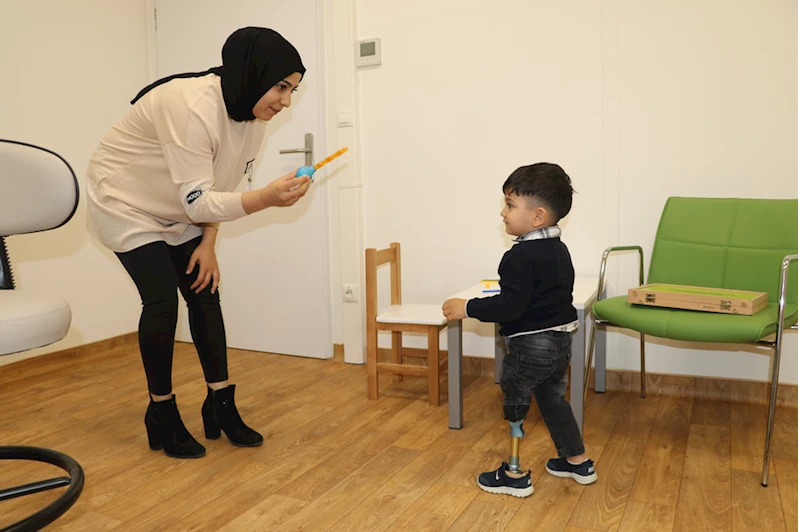 6 ŞUBAT DEPREMLERİNİN BİRİNCİ YILI - Hataylı minik depremzede protez bacağıyla yürüyor