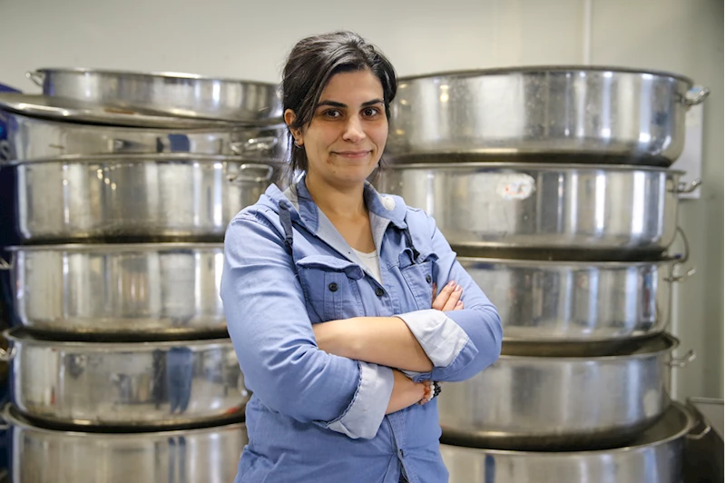 6 ŞUBAT DEPREMLERİNİN BİRİNCİ YILI - İki çocuk annesi kadın kendi gibi depremzedelere yardım ederek 