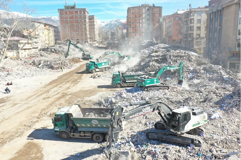 6 ŞUBAT DEPREMLERİNİN BİRİNCİ YILI - DSİ deprem bölgelerinden 4,4 milyon ton enkaz taşıdı