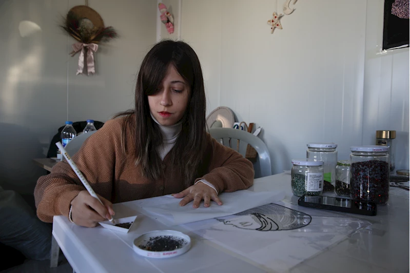 Depremzede kursiyerler hem meslek öğreniyor hem gelir elde ediyor