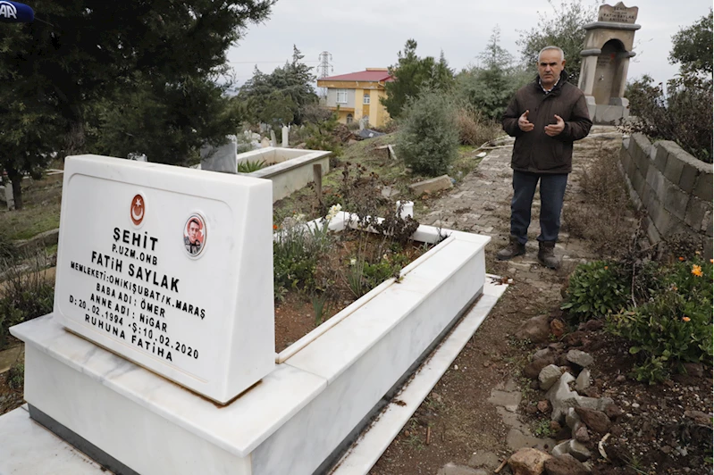 6 ŞUBAT DEPREMLERİNİN BİRİNCİ YILI - Ailesinden 10 kişiyi depremde kaybeden şehit babası yakınlarına özlemini fotoğraflarla gideriyor