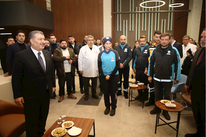 Bakan Koca, depremlerin yıl dönümünde sağlık çalışanları ve depremzedelerle buluştu:
