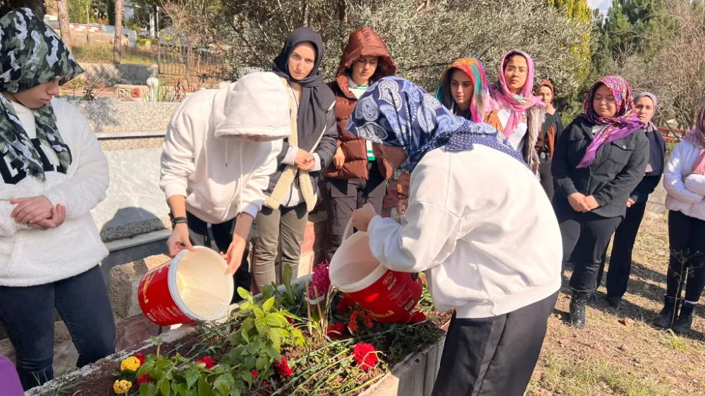 Depremde ölen Ayşe öğretmeni, öğreticileri mezarı başında andı