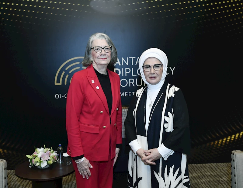 Emine Erdoğan Uluslararası Kızılay ve Kızılhaç Federasyonu Başkanı Forbes ile görüştü