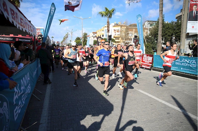 Alanya Atatürk Yarı Maratonu ve Halk Koşusu yapıldı