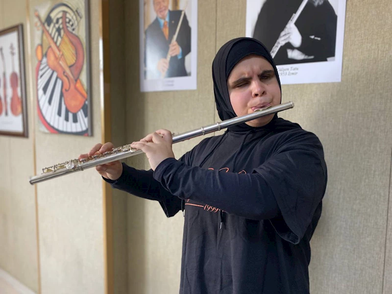 Müziğe kemençeyle başlayan görme engelli Esenay, 4 enstrüman daha çalmayı öğrendi