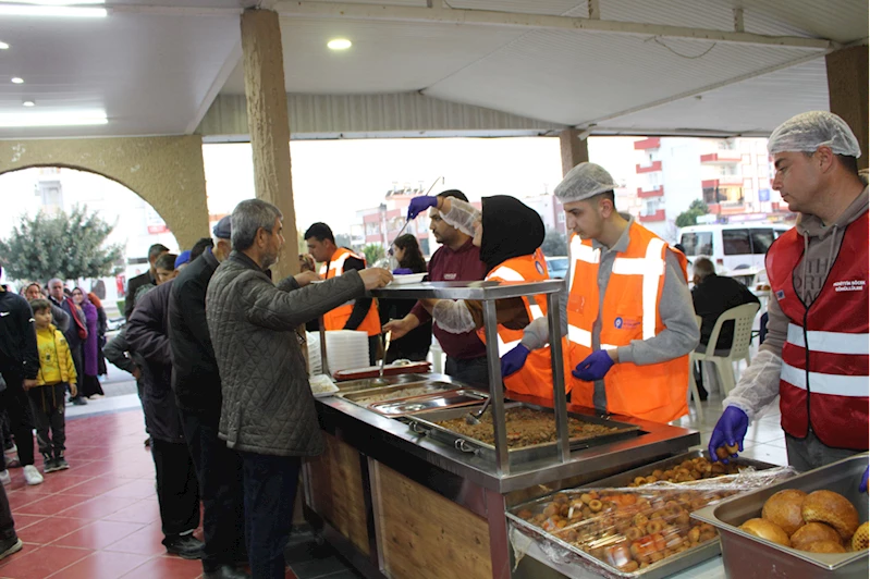 Antalya Büyükşehir Belediyesi iftarlık sıcak yemek dağıtımı yapıyor