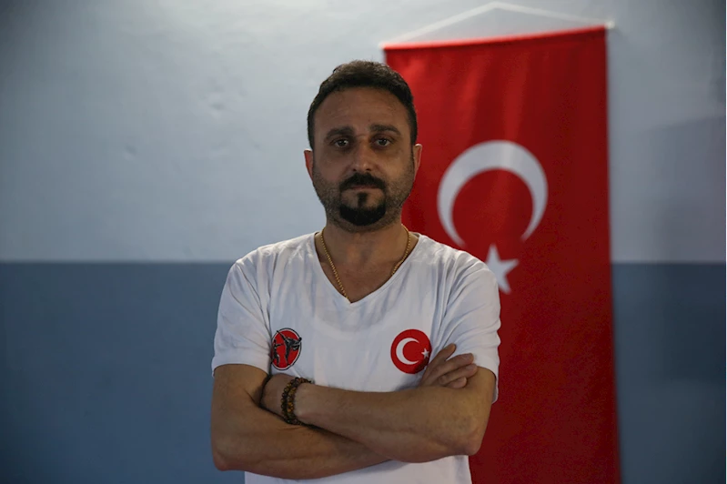 Konteyner kentte çalışan antrenör, depremzede çocukları karateyle tanıştırıyor