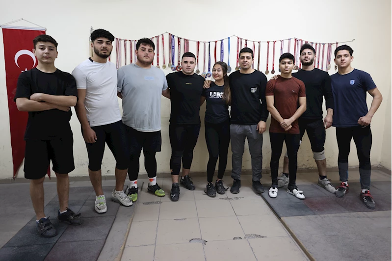Okulun deposundaki spor salonunda haltere başlayan öğrenciler, Türkiye şampiyonu oldu