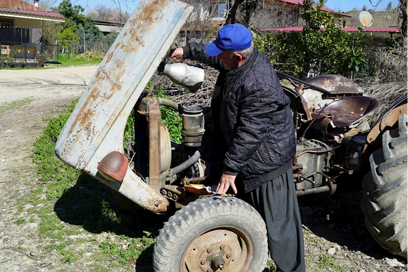 Osmaniyeli çiftçi, emektar traktörüyle 36 yıldır tarla sürüyor