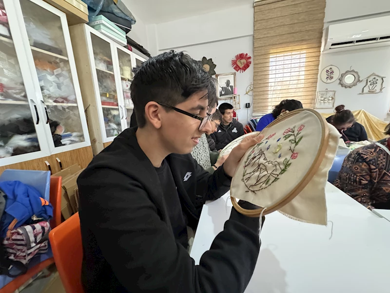 Kurduğu dernekte özel bireylerin el becerileriyle kazanç sağlaması için çalışıyor