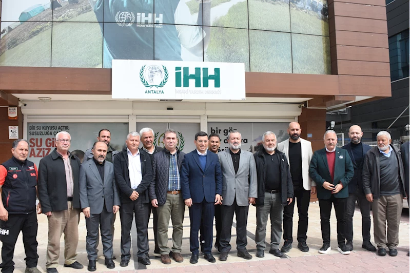 Cumhur İttifakı Antalya Büyükşehir Belediye Başkan adayı Tütüncü, seçim çalışmalarını sürdürüyor