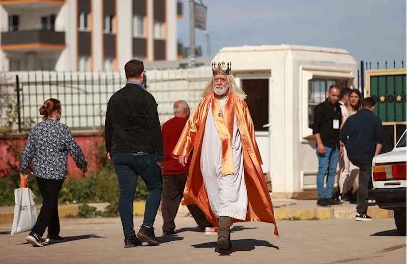 Yöresel kıyafet ve kral kostümüyle oy kullandılar