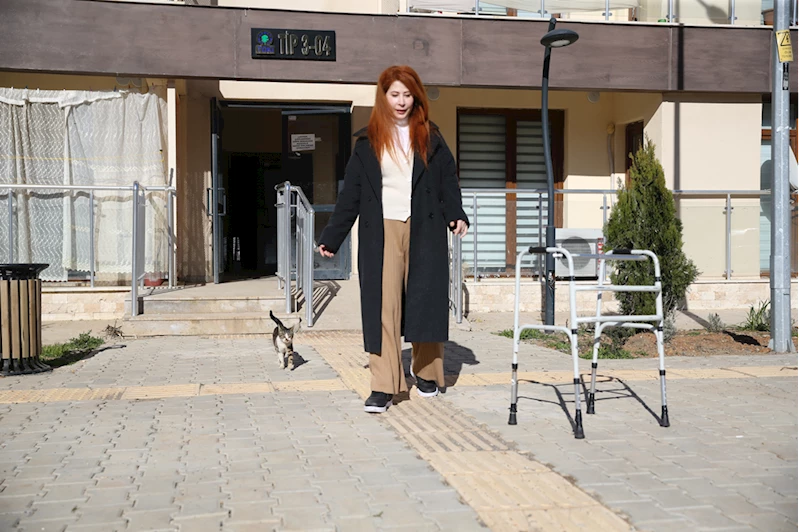 Enkazdan kurtarıldıktan sonra 9 ameliyat geçiren Rümeysa desteksiz adım atmaya başladı