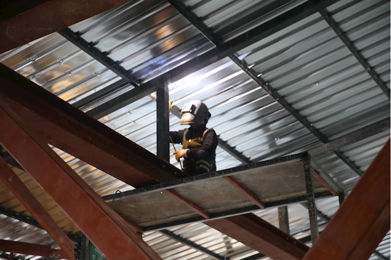 Çelik konstrüksiyondan inşa edilen Türkoğlu Acil Durum Hastanesinin çatı imalatına başlandı