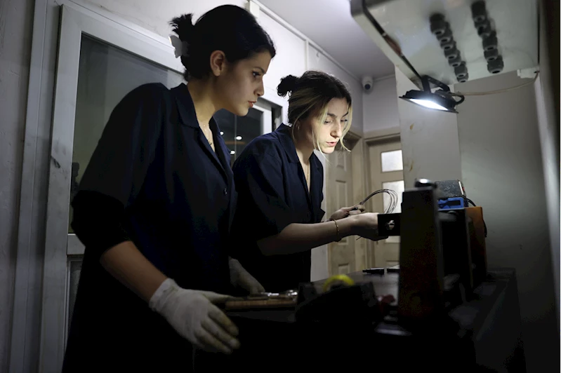 Hurda ve külçe altınlar genç sadekarların elinde takıya dönüşüyor