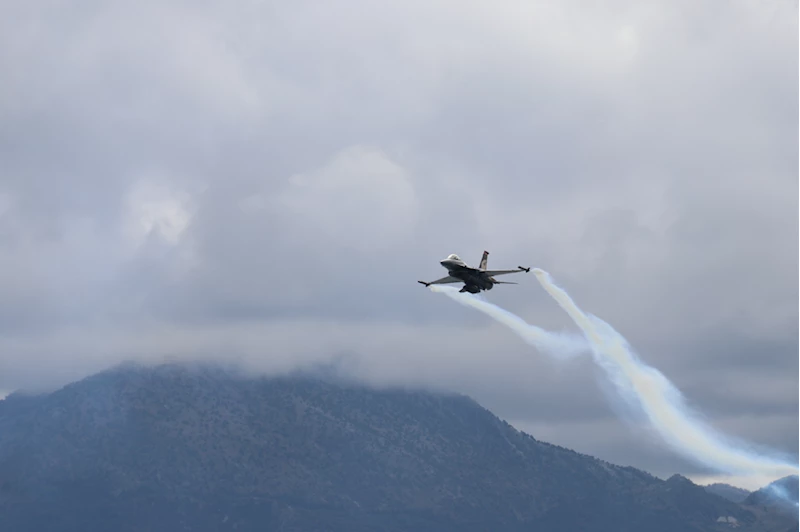 SOLOTÜRK, Isparta semalarında gösteri uçuşu yaptı