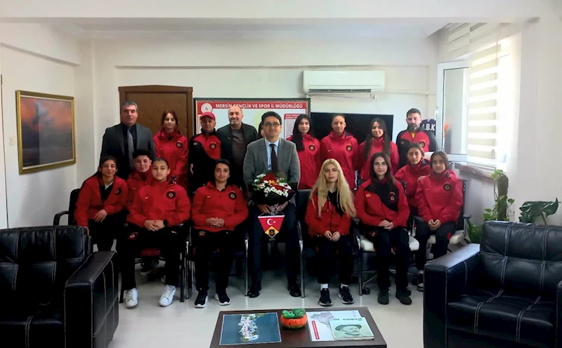 Galataspor kadın futbol takımından, Gençlik ve Spor İl Müdürü Demir