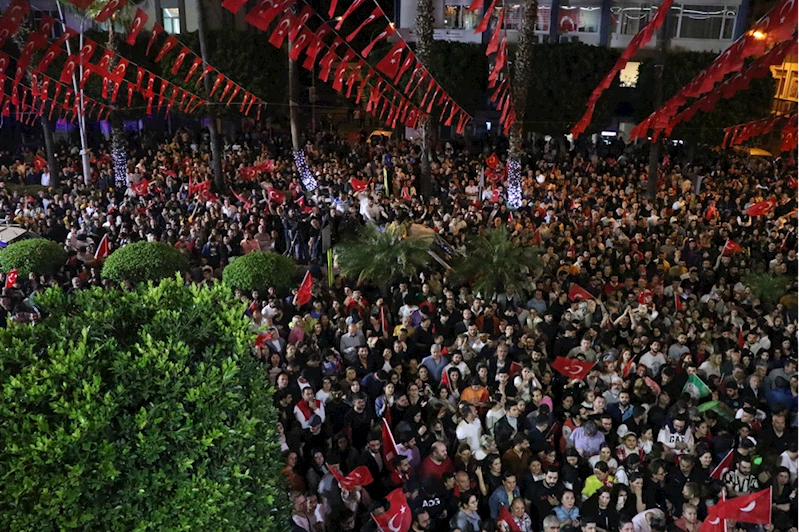 Adana Büyükşehir Belediye Başkanı Karalar, belediye önünde vatandaşlara seslendi: