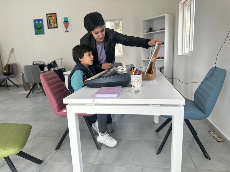 Otizmli minik depremzede Mert, piyanoda kendini geliştiriyor 