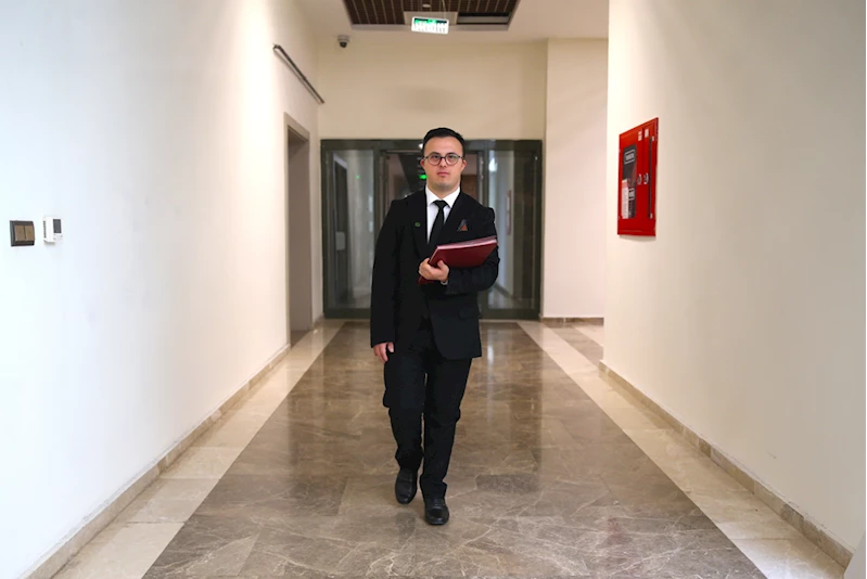 Down sendromlu Abdullah başkanlık makamının 