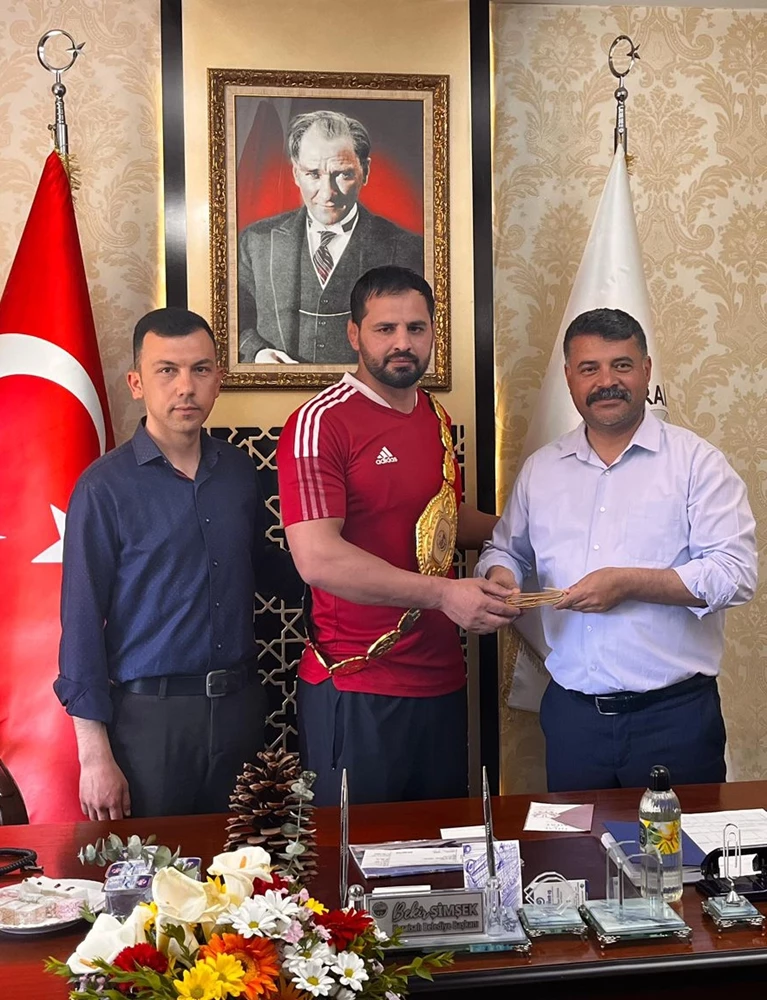 Şampiyon güreşçi İbrahim Bölükbaşı, altın kemerini 3 yıl sonra aldı 
