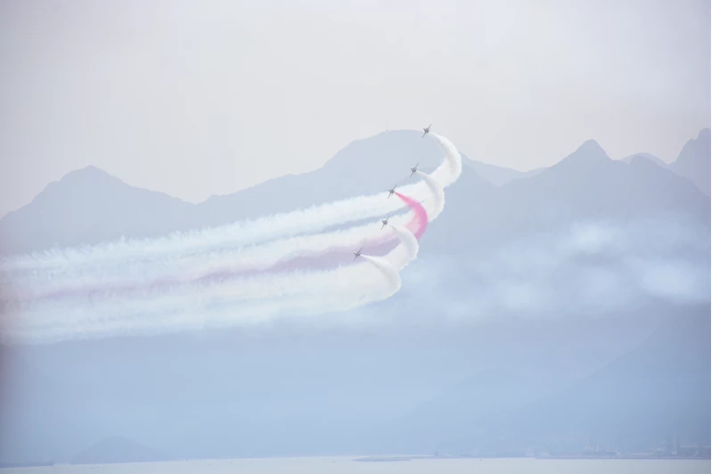 Türk Yıldızları Antalya semalarında gösteri uçuşu yaptı