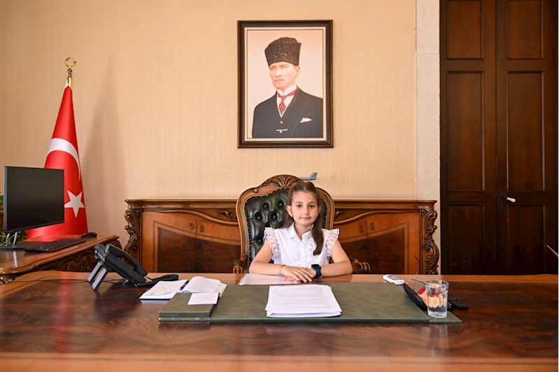 Antalya Valisi Şahin, 23 Nisan dolayısıyla temsili olarak makamını devretti